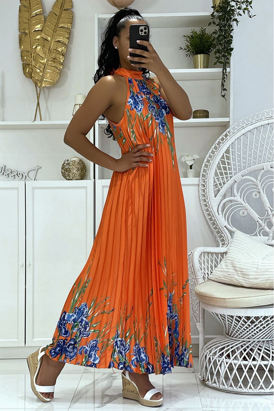 Robe longue satinée orange plissée avec motif floral et col montant - 4