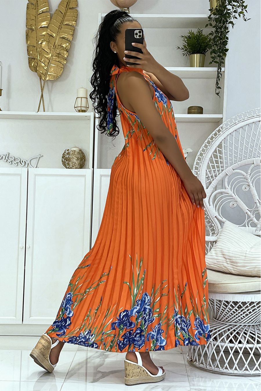 Robe longue satinée orange plissée avec motif floral et col montant - 5
