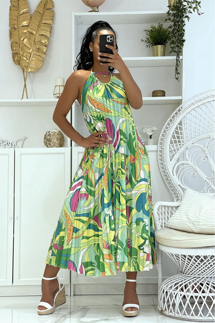 Longue robe verte satinée plissée à motif originaux arc en ciel - 2