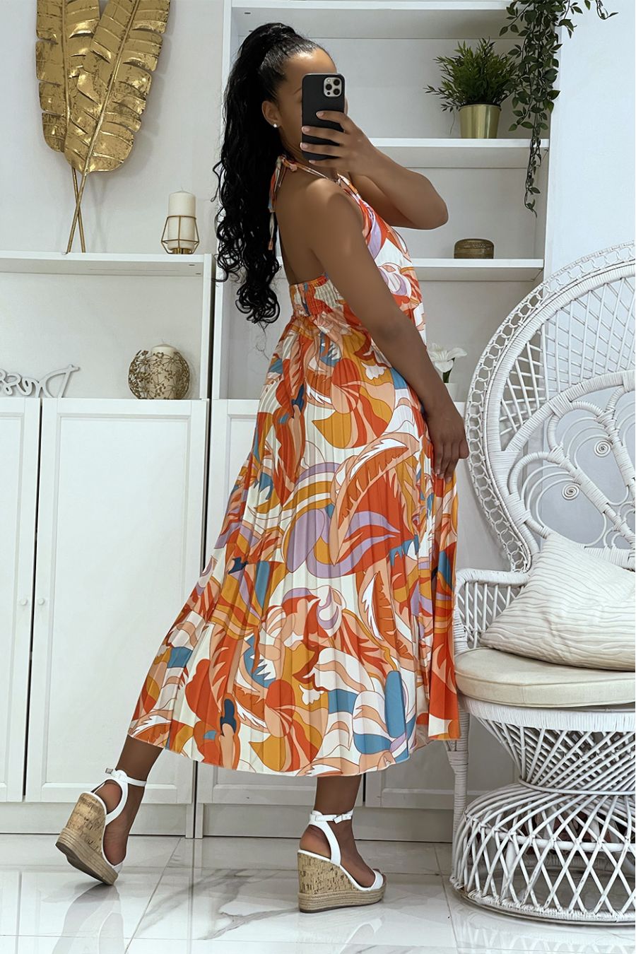 Longue robe orange satinée plissée à motif originaux arc en ciel - 4