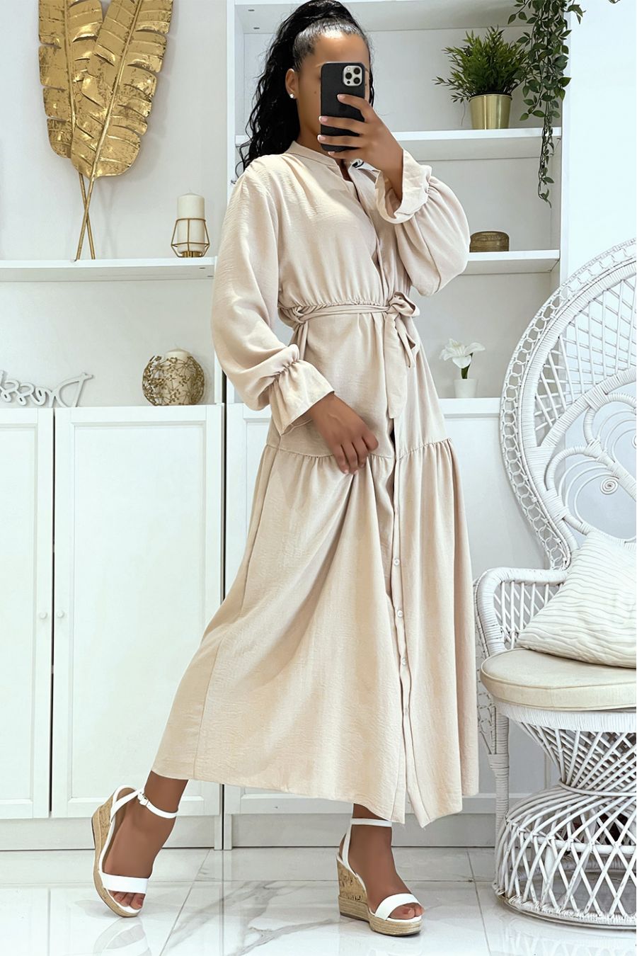 Lange beige jurk met knopen en lange mouwen, los en comfortabel - 3