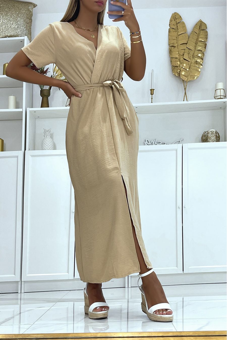 Lange beige wikkeljurk met riem met split aan de voorkant - 2