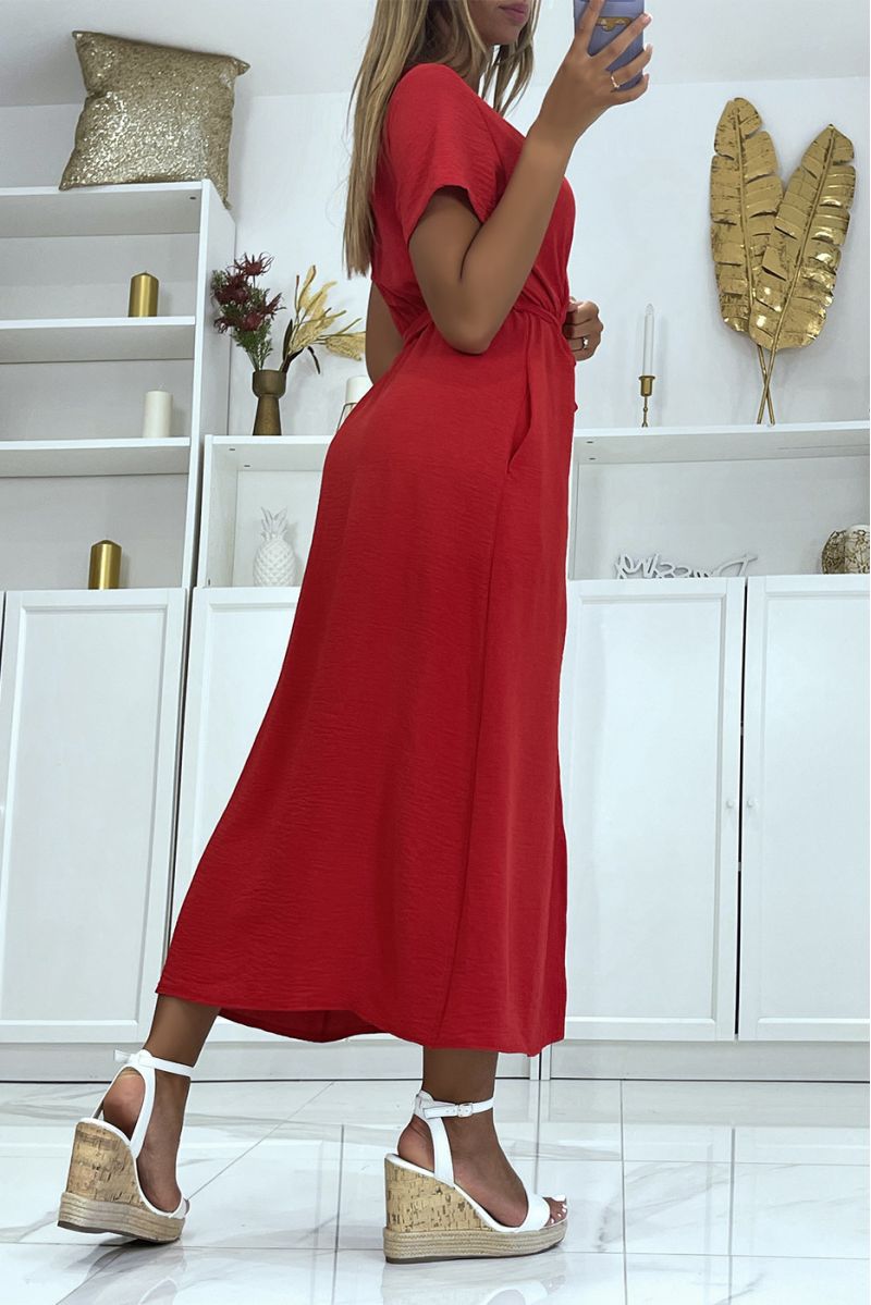 Rode lange jurk met split aan de voorkant en riem