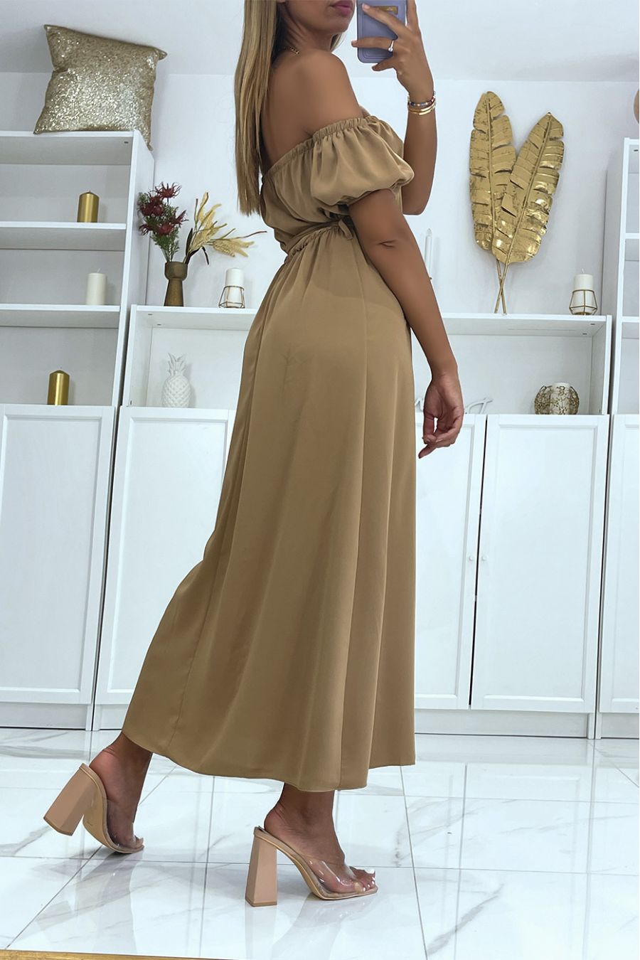 Lange taupe jurk met elastische bardot kraag in de taille en split aan de zijkant met mooie riem - 1