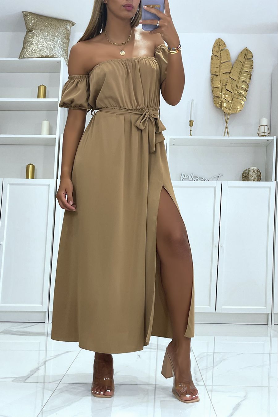 Lange taupe jurk met elastische bardot kraag in de taille en split aan de zijkant met mooie riem - 2