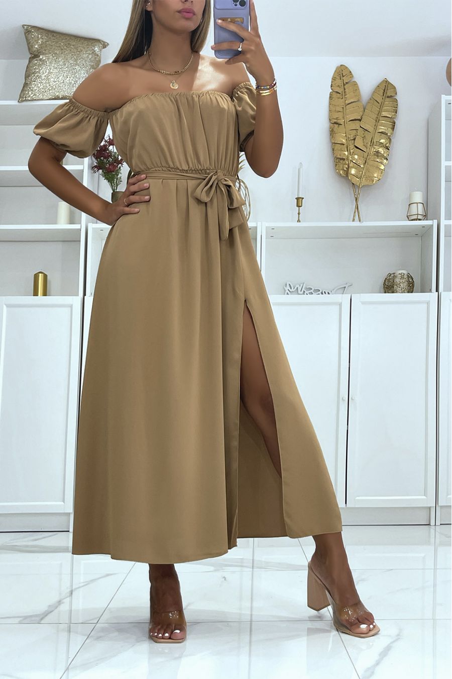 Robe longue taupe à col bardot élastique à la taille et fendue sur le coté avec jolie ceinture  - 3