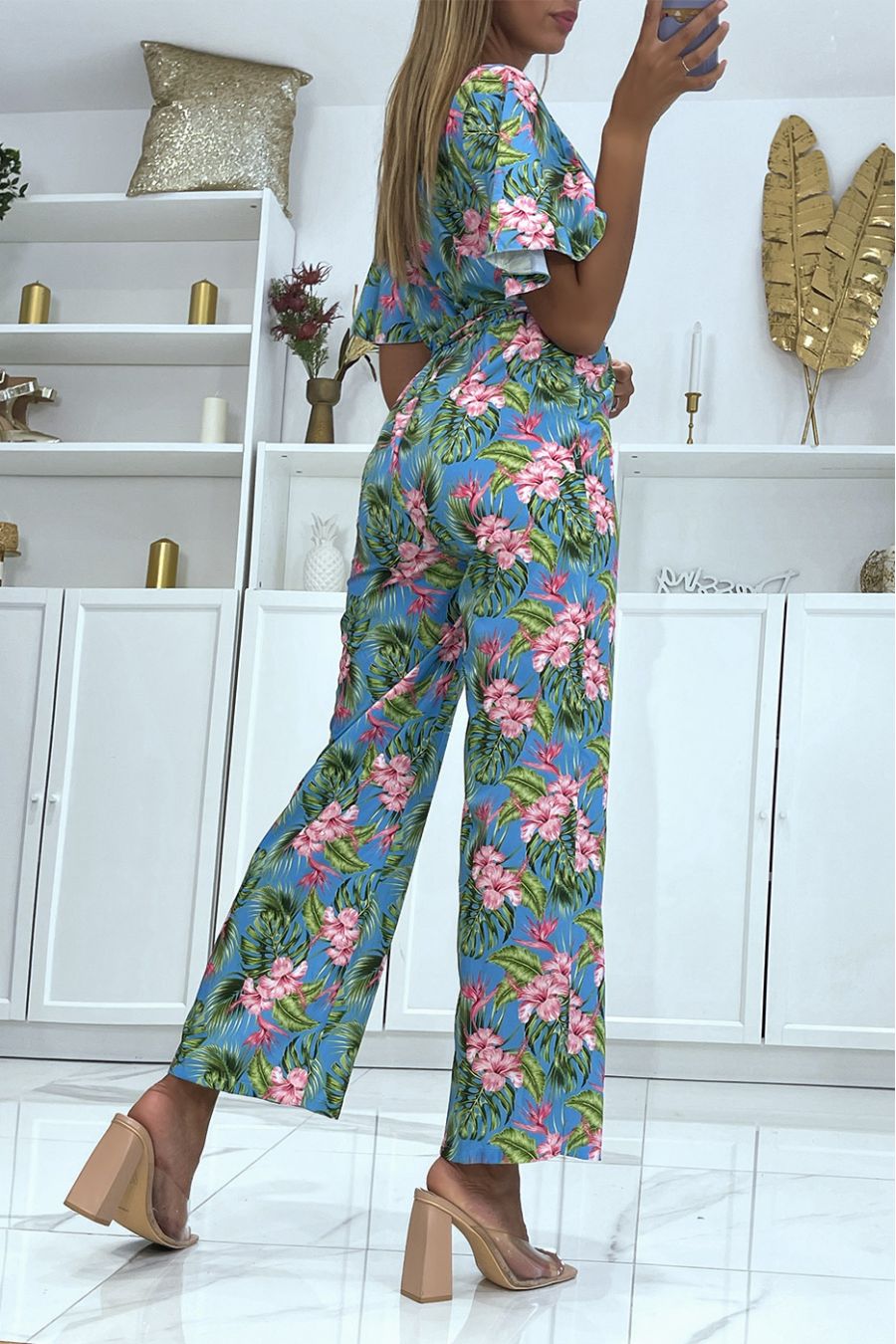 Blauwe gebloemde overslag jumpsuit recht gesneden elastiek in de taille en bedrukt met grote hibiscus bloemen - 1
