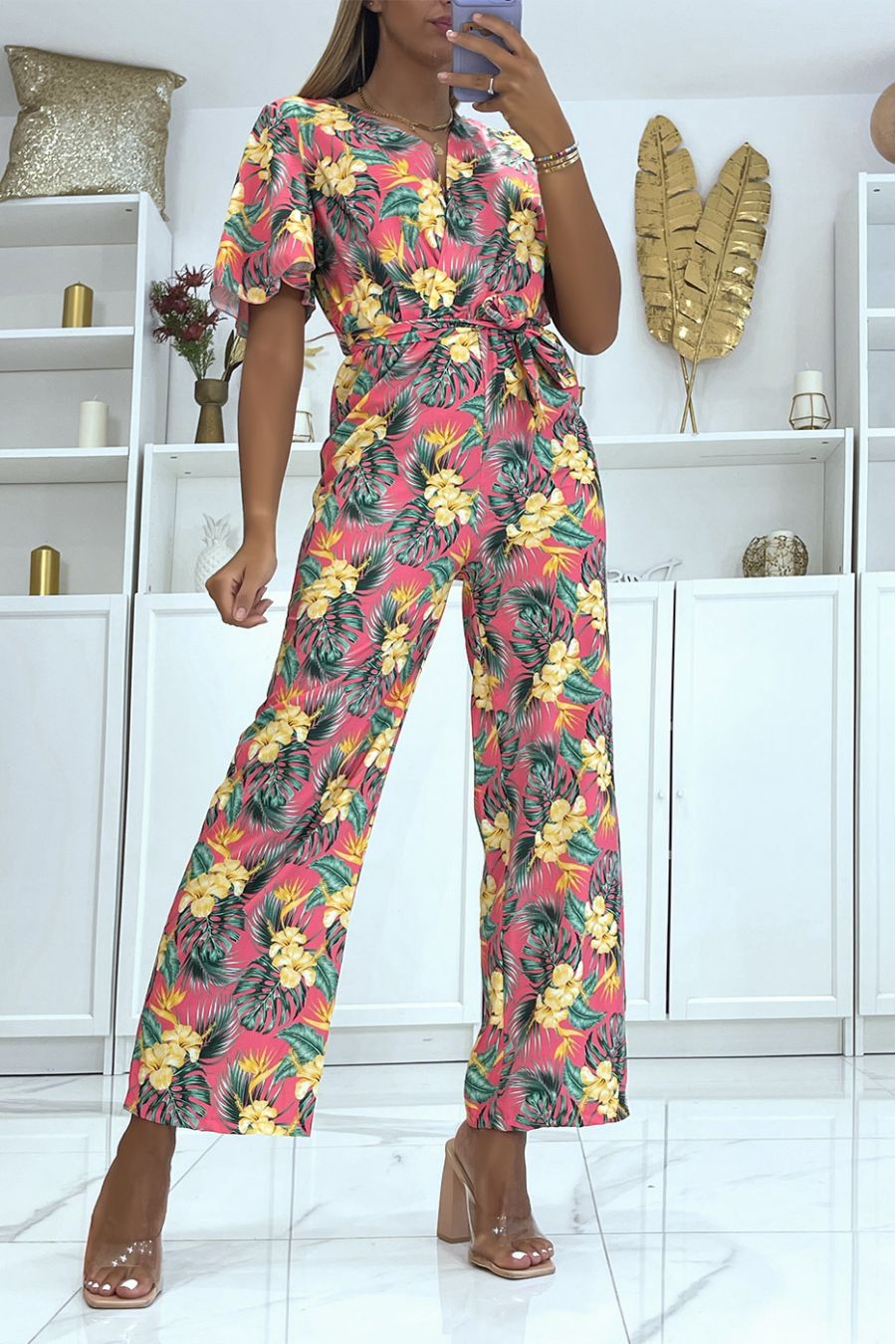 Gebloemde fuchsia jumpsuit met overslag, recht gesneden elastiek in de taille en bedrukt met grote hibiscusbloemen - 4