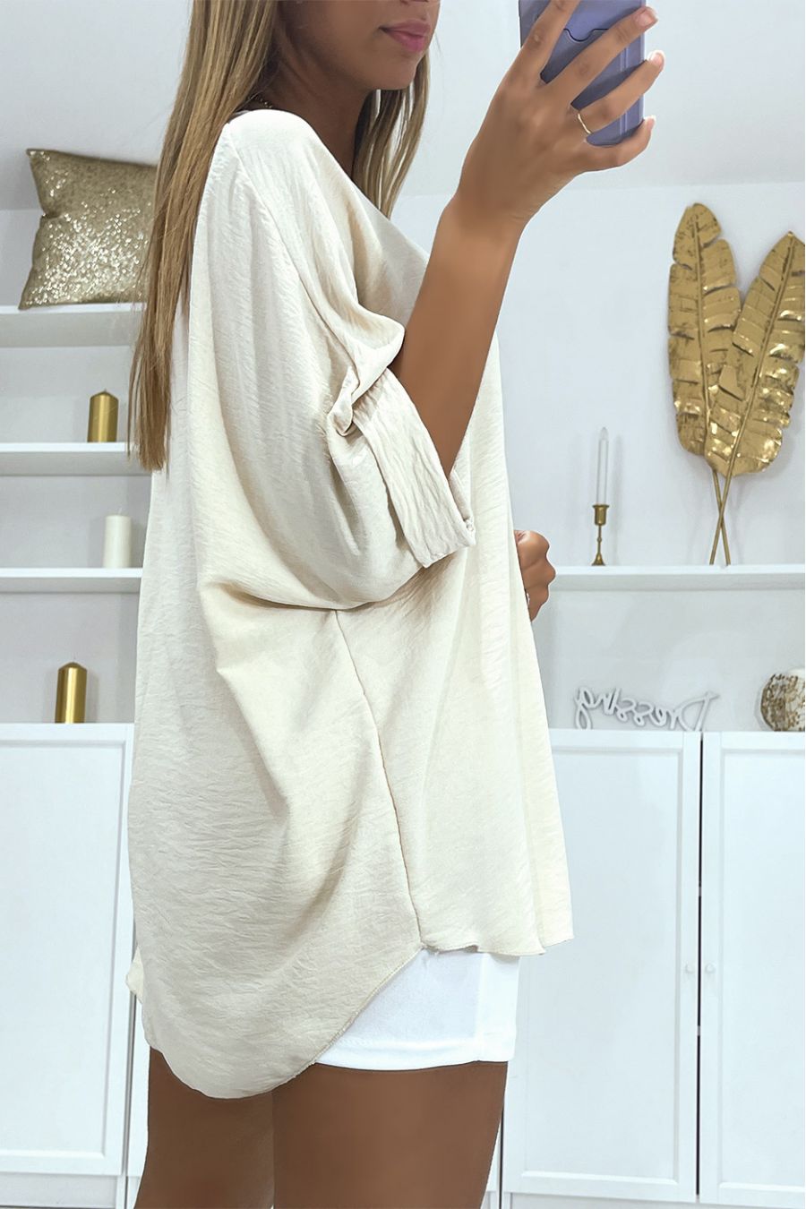 Beige oversized top met halflange vleermuismouwen, ronde hals en bohemien halsketting - 1