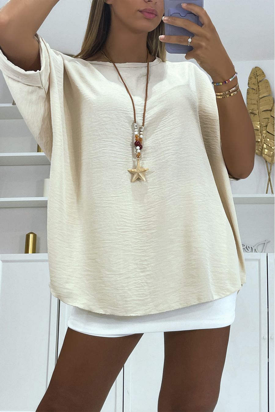 Beige oversized top met halflange vleermuismouwen, ronde hals en bohemien halsketting - 2