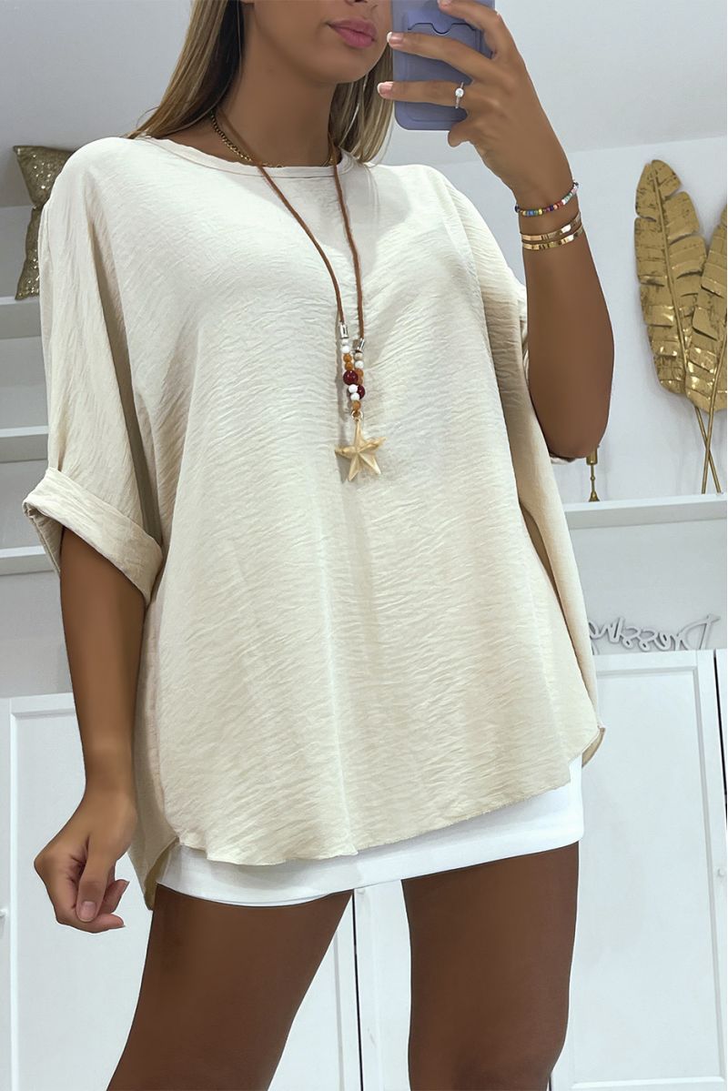 Beige oversized top met halflange vleermuismouwen, ronde hals en bohemien halsketting - 3