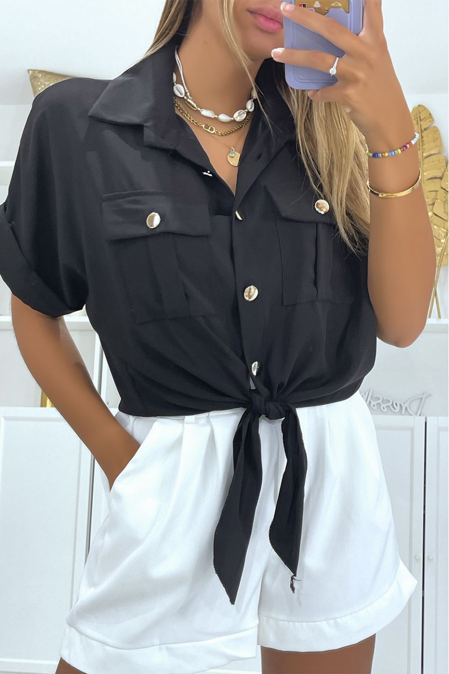Korte zwarte blouse die strikt in de taille met korte mouwen zakken en mooie gouden knopen - 1