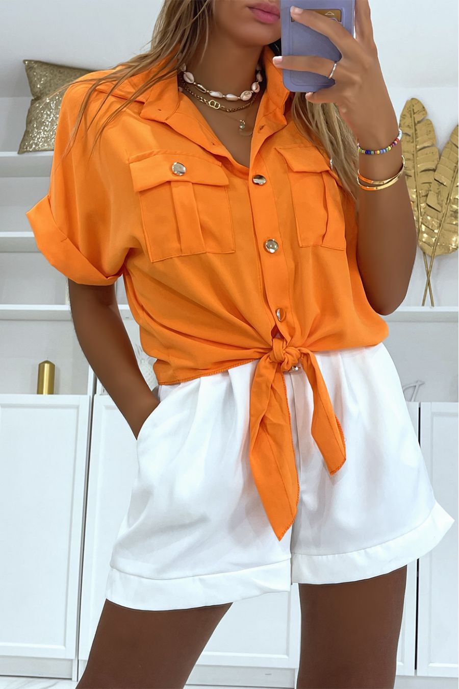 Korte oranje blouse die strikt in de taille met korte mouw zakken en mooie gouden knopen - 2