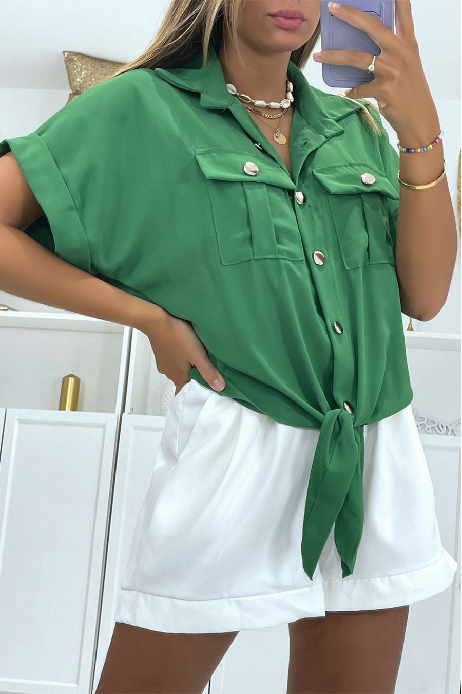 Korte groene blouse die strikt in de taille met korte mouwtjes en mooie gouden knopen - 1