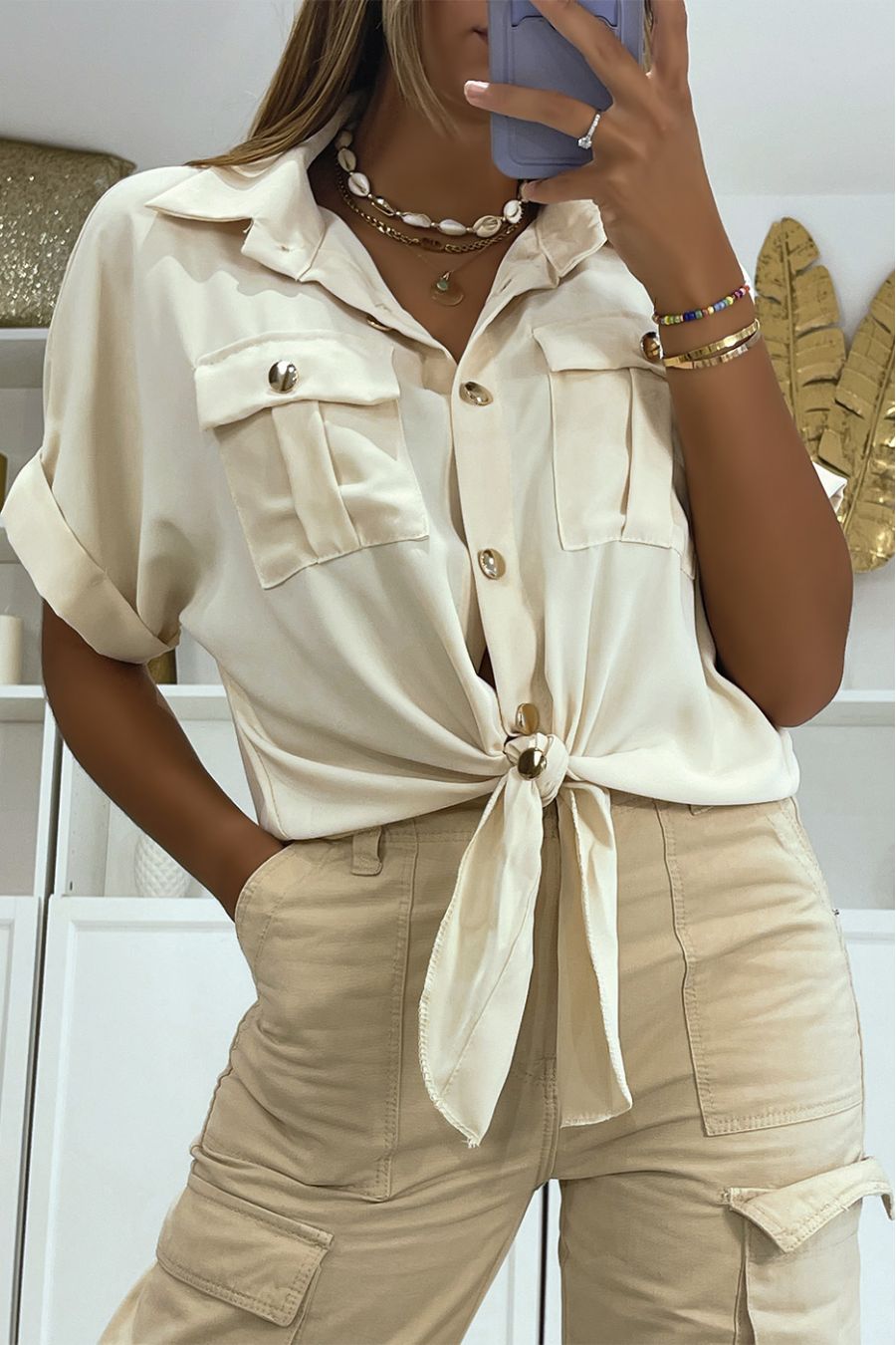 Korte beige zwarte blouse die in de taille strikt met korte mouw zakken en mooie gouden knopen - 2