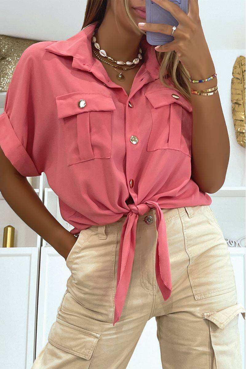 Korte donkerroze blouse die in de taille gestrikt wordt met korte mouwzakjes en mooie gouden knoopjes - 1