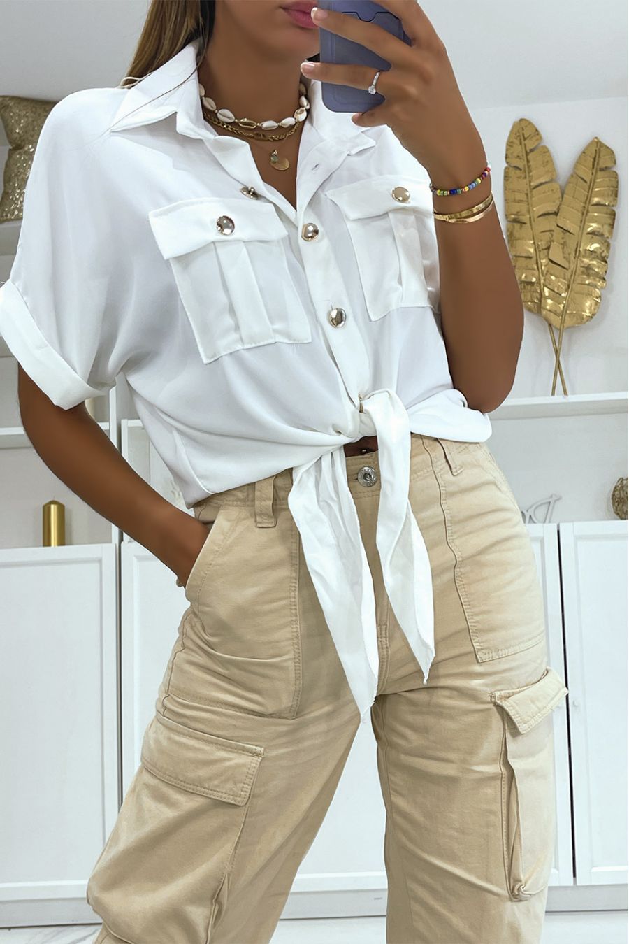 Short white blouse that ties at the waist with short sleeves, pockets and magnificent gold buttons - 1