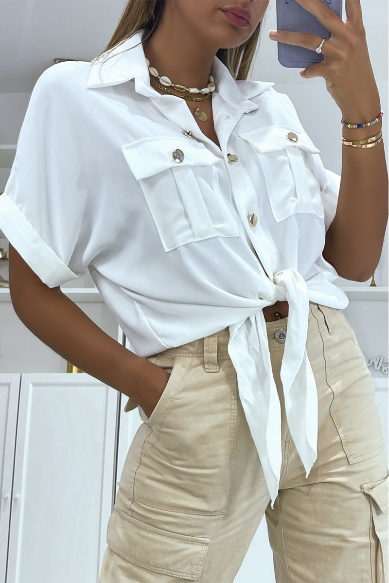 Korte witte blouse die in de taille wordt gestrikt met korte mouwen, zakken en prachtige gouden knopen - 2
