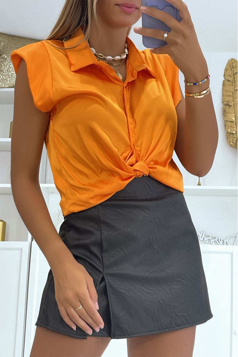 Korte oranje satijnen blouse met knopen, reverskraag en hyper glamoureuze korte mouwen - 1