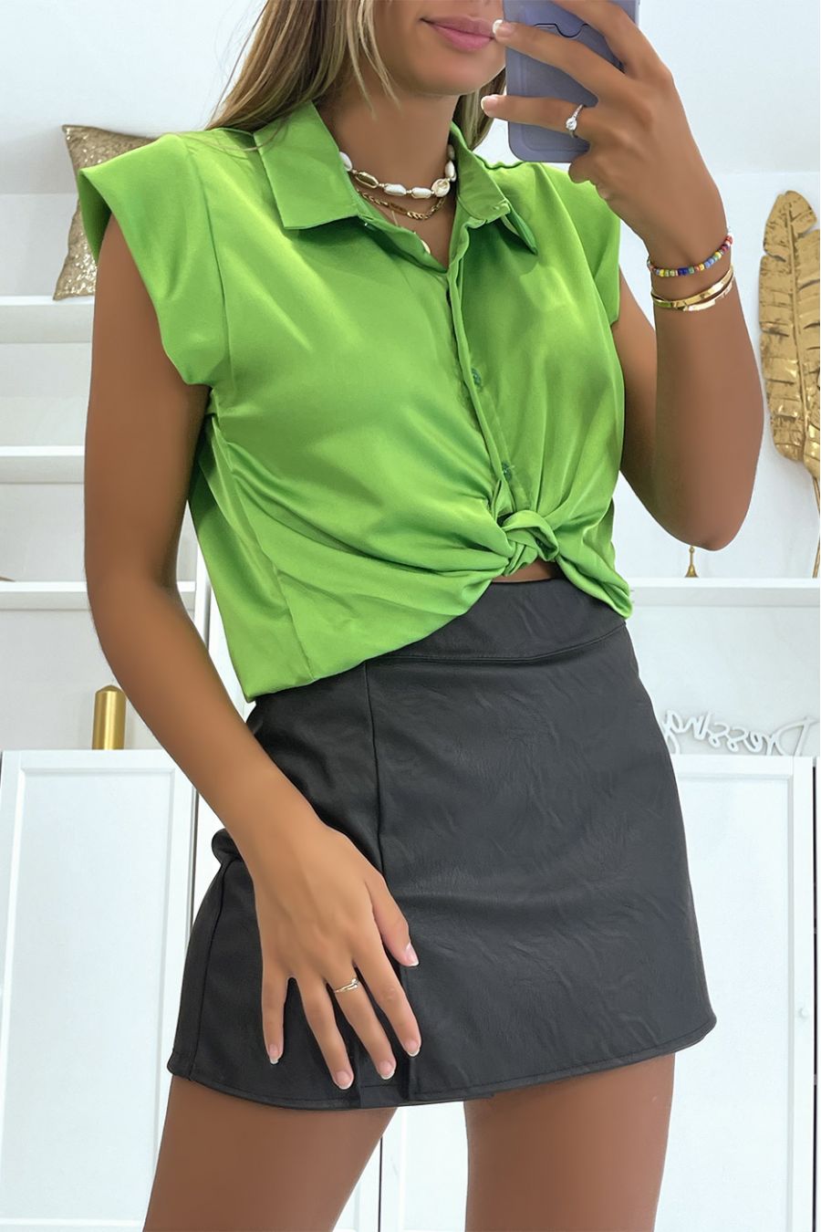 Korte anijsgroene satijnen blouse met knopen, reverskraag en super glamoureuze korte mouwen - 1