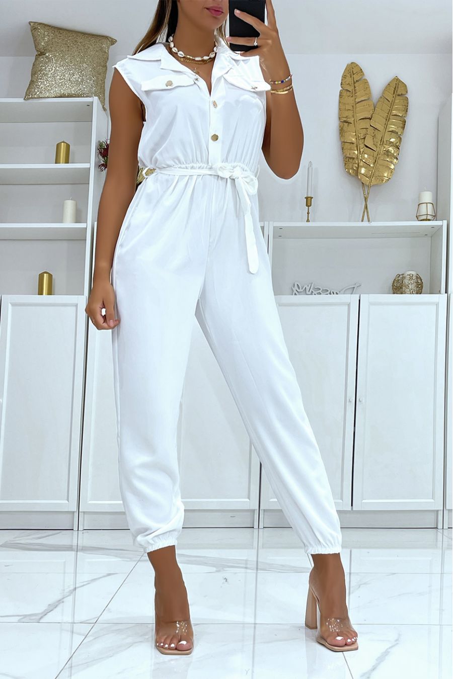 Lange witte jumpsuit met cargobroek en blousetop met gouden knopen - 2