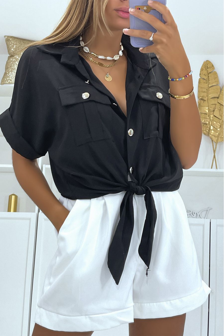 Buitensporig naar voren gebracht fenomeen Korte zwarte blouse die strikt in de taille met korte mouwen zakken en mooie  gouden knopen