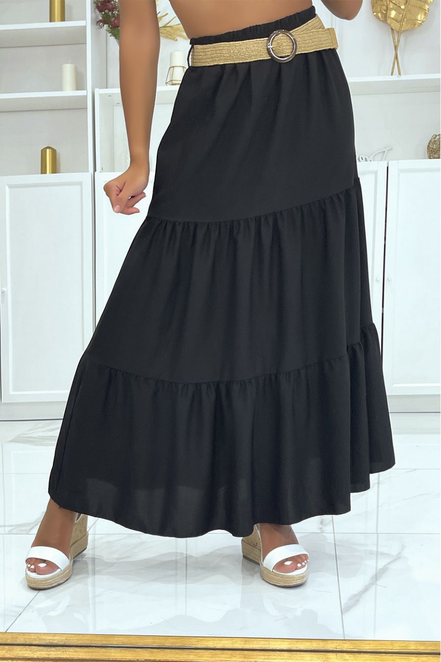 Longue jupe noire style bohème chic avec magnifique ceinture effet paille à  fermoir rond