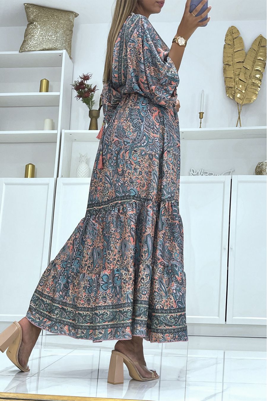 Longue robe bleu  à imprimé oriental col V à manches mi-longue cintrée à la taille  - 4