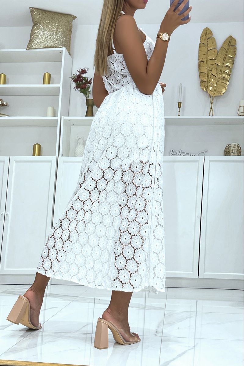 Longue robe blanche en dentelle fendue au centre avec jolie jupon doublé  - 4