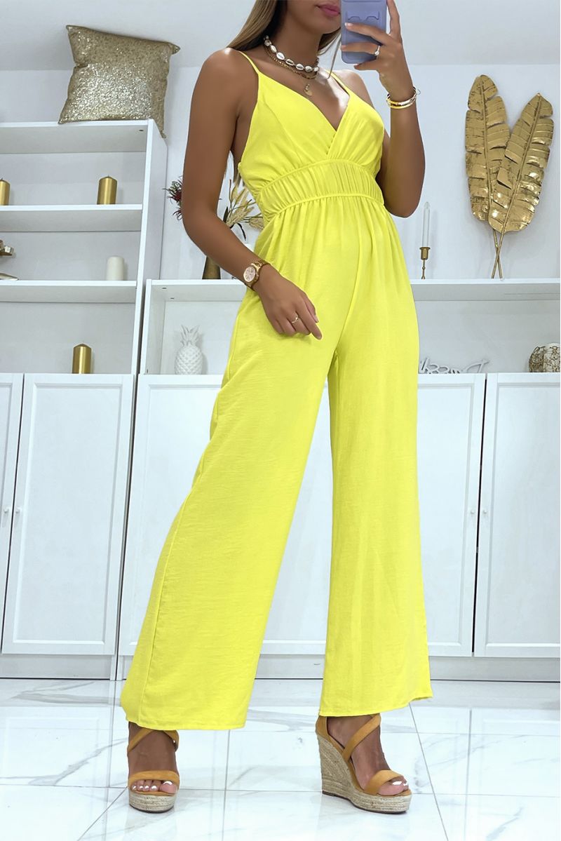 Gele jumpsuit met olifantenbeen, lichte halslijn, dunne bandjes en getailleerd in de taille - 1