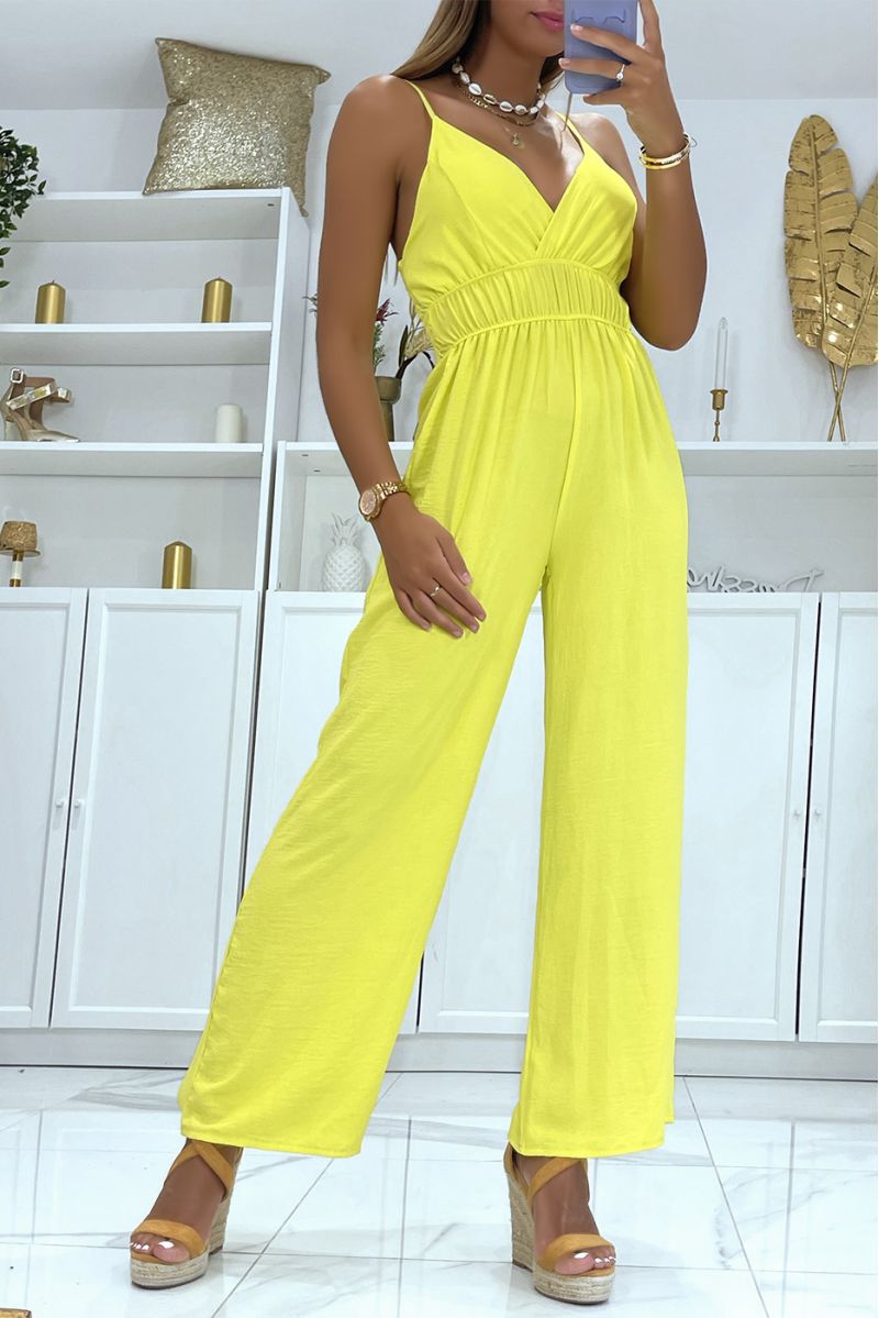 Gele jumpsuit met olifantenbeen, lichte halslijn, dunne bandjes en getailleerd in de taille - 2