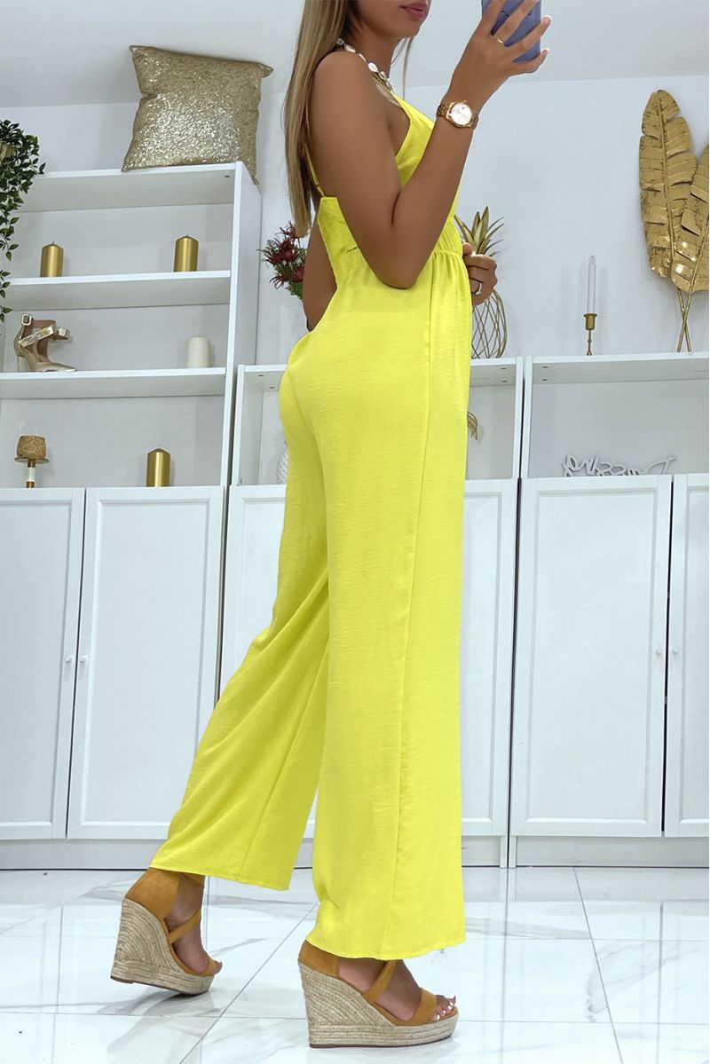 Gele jumpsuit met olifantenbeen, lichte halslijn, dunne bandjes en getailleerd in de taille - 3