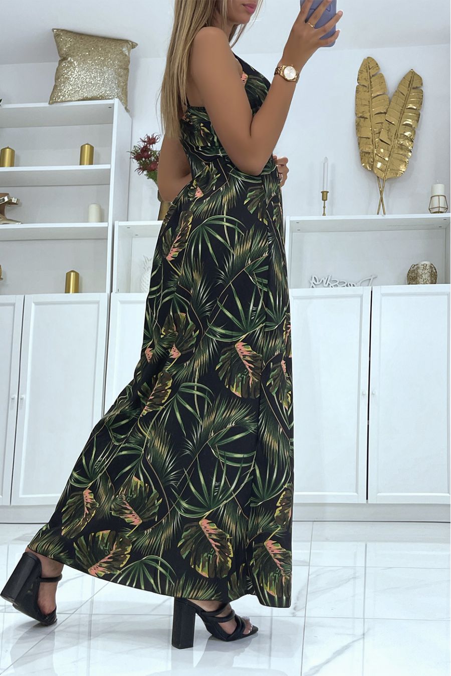 Robe longue noire à imprimé feuillage croisée à la poitrine et au dos et fendue sur les cotés  - 4