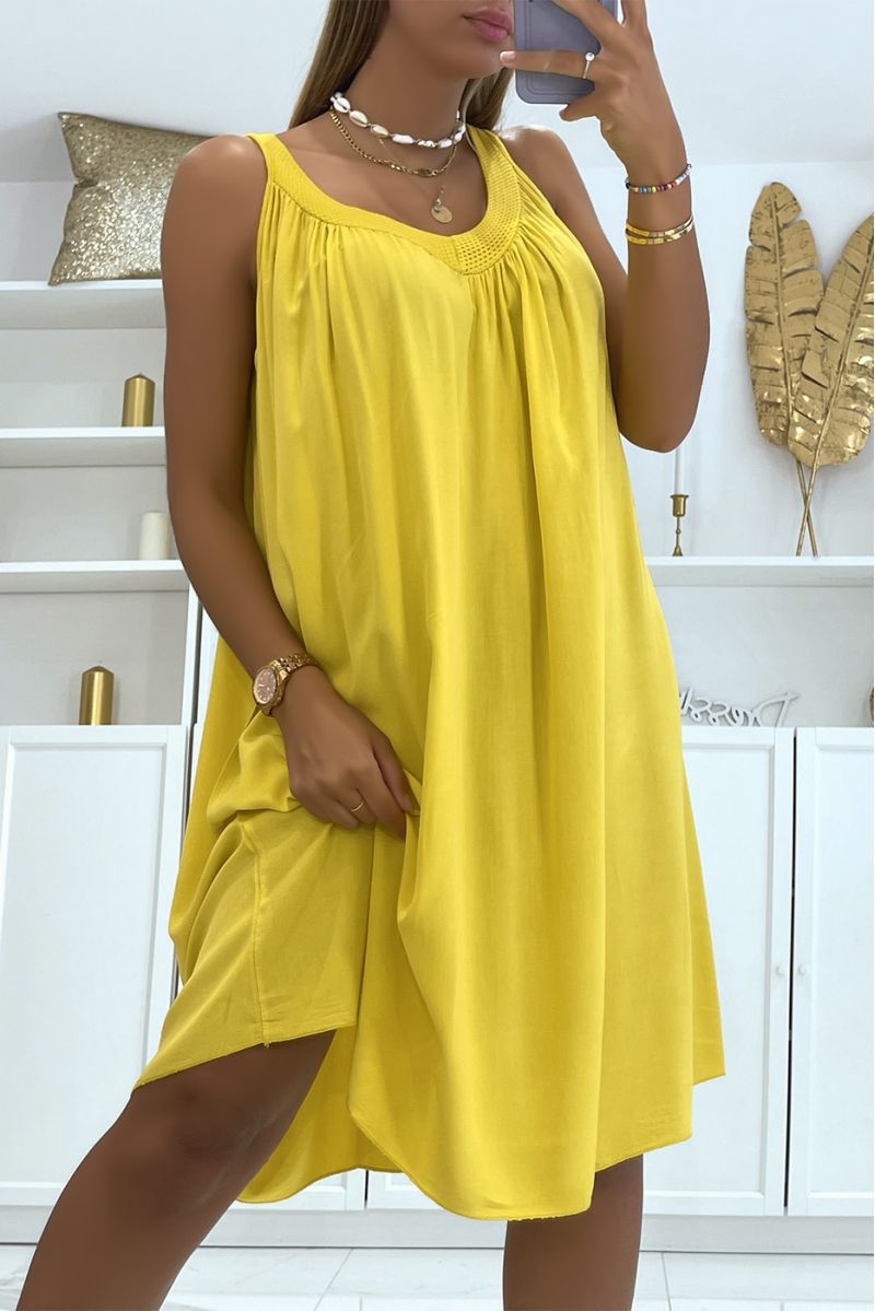 Slightly low-cut solid color loose mustard dress with classic and trendy lace collar - 4