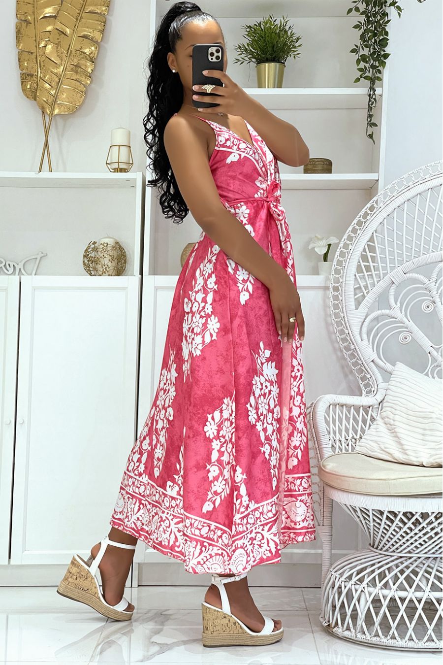 Longue robe fuchsia portefeuille satinée à bretelles fines col V et joli motif floral sur imprimé tye and die - 4