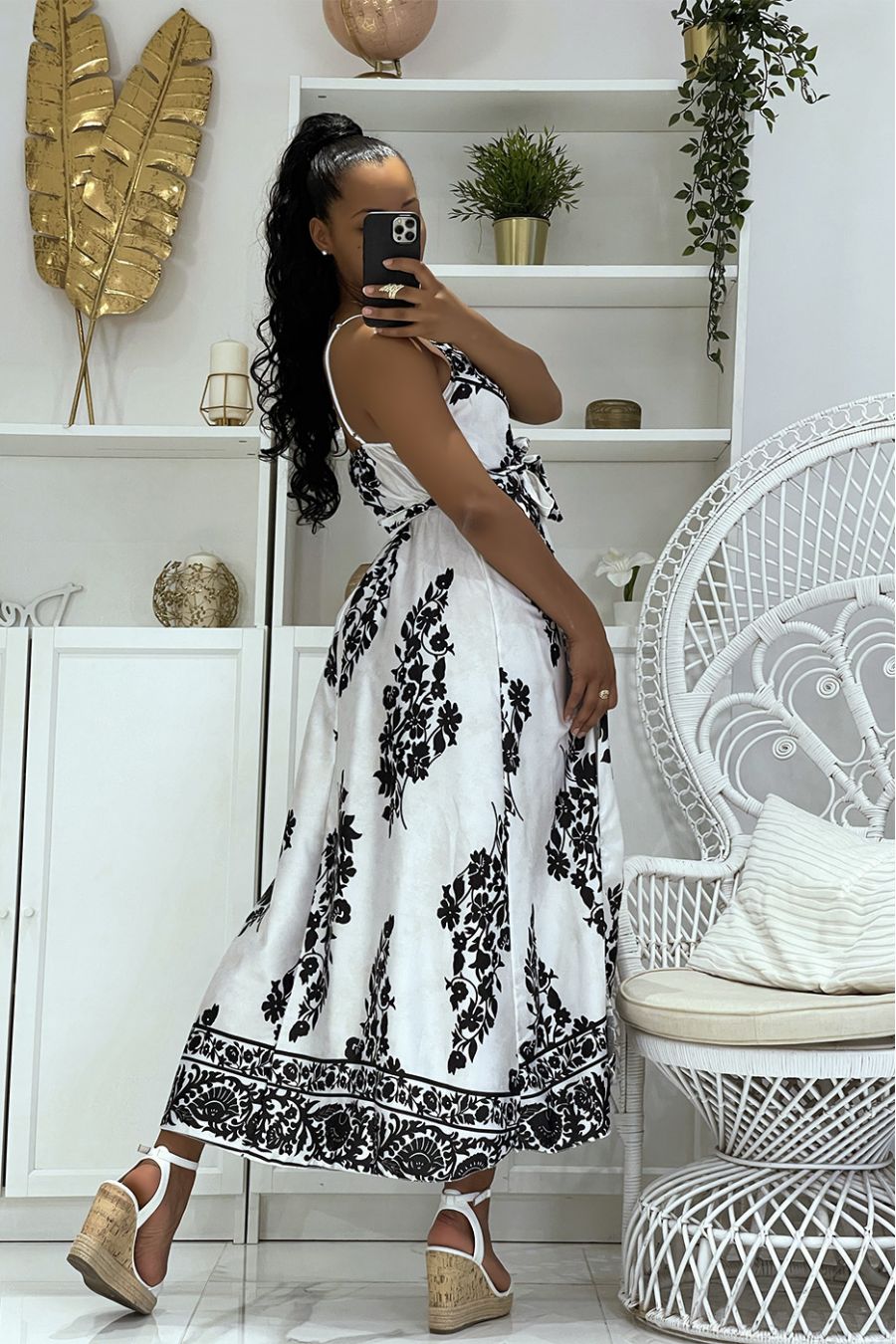 Longue robe blanche portefeuille satinée à bretelles fines col V et joli motif floral sur imprimé tye and die - 4