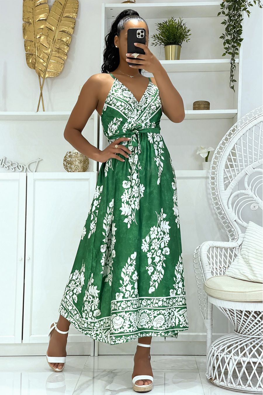 Longue robe verte portefeuille satinée à bretelles fines col V et joli motif floral sur imprimé tye and die - 2