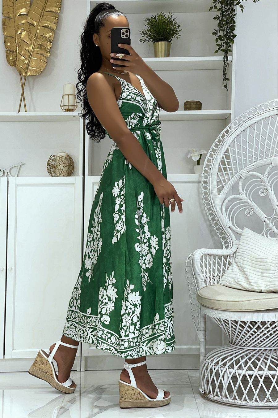 Longue robe verte portefeuille satinée à bretelles fines col V et joli motif floral sur imprimé tye and die - 4