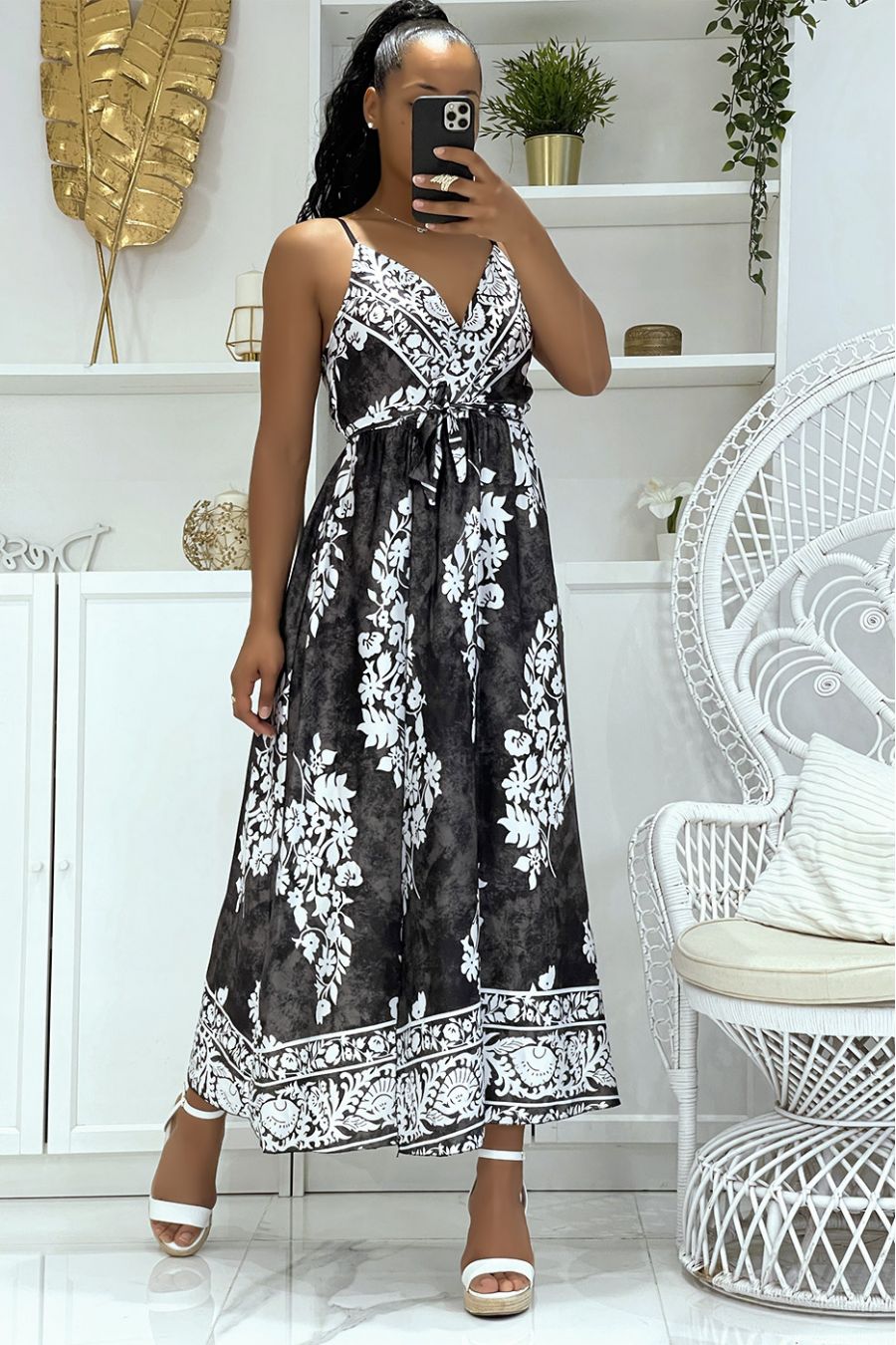 Longue robe noire portefeuille satinée à bretelles fines col V et joli motif floral sur imprimé tye and die - 1