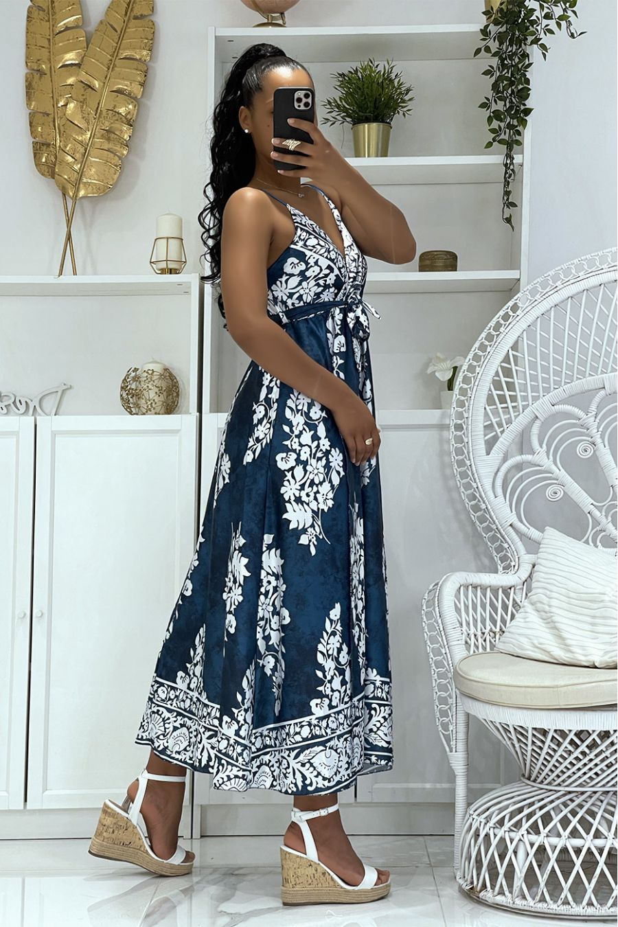 Longue robe bleu portefeuille satinée à bretelles fines col V et joli motif floral sur imprimé tye and die - 4