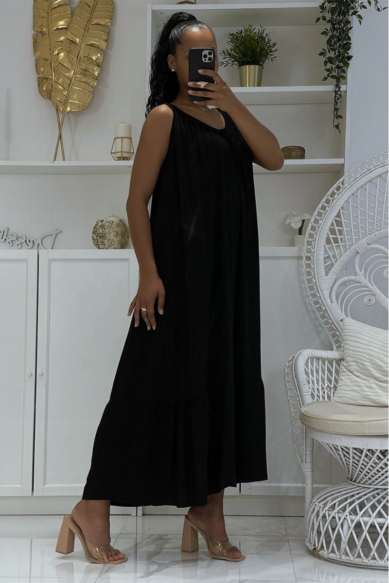 Longue robe noire oversize à bretelles larges et ajourée au col avec volants en bah - 3