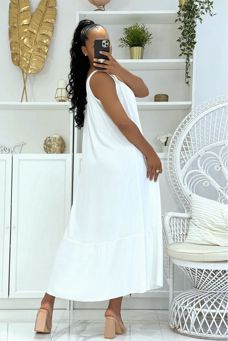 Longue robe blanche oversize à bretelles larges et ajourée au col avec volants en bah - 3