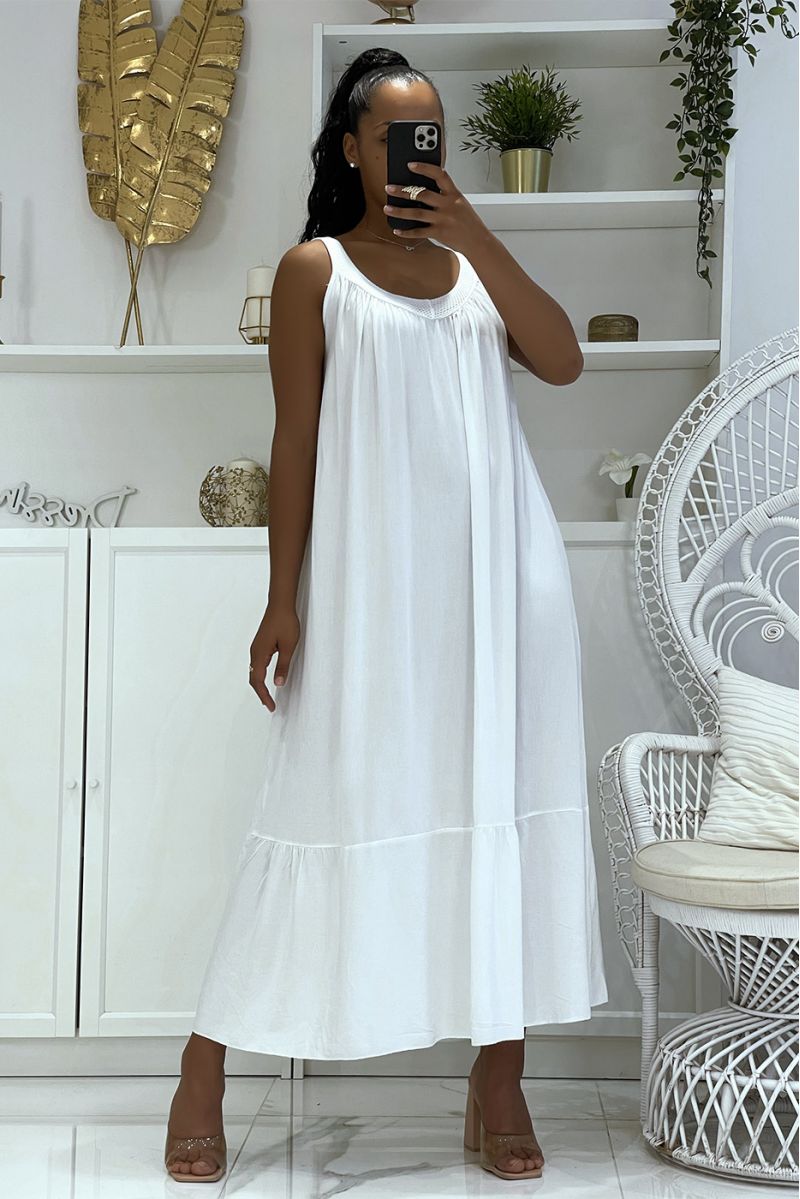 Longue robe blanche oversize à bretelles larges et ajourée au col avec volants en bah - 4