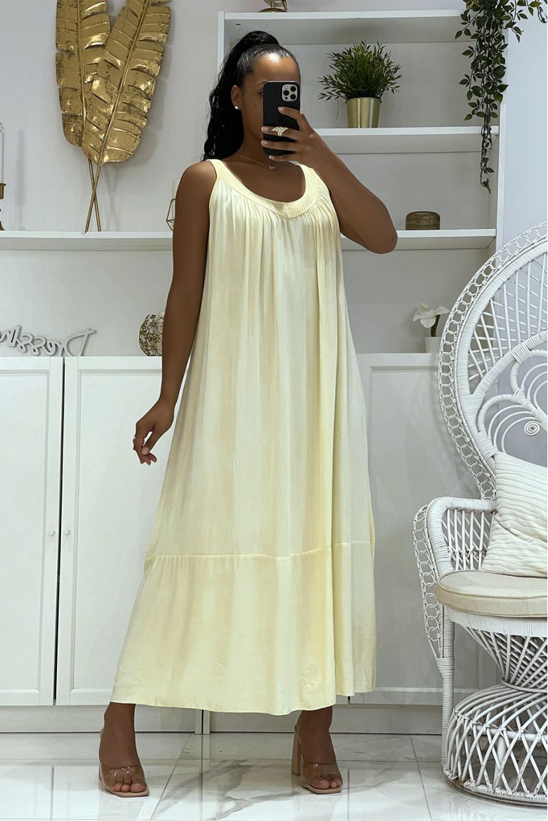 Longue robe jaune oversize à bretelles larges et ajourée au col avec volants en bah - 1