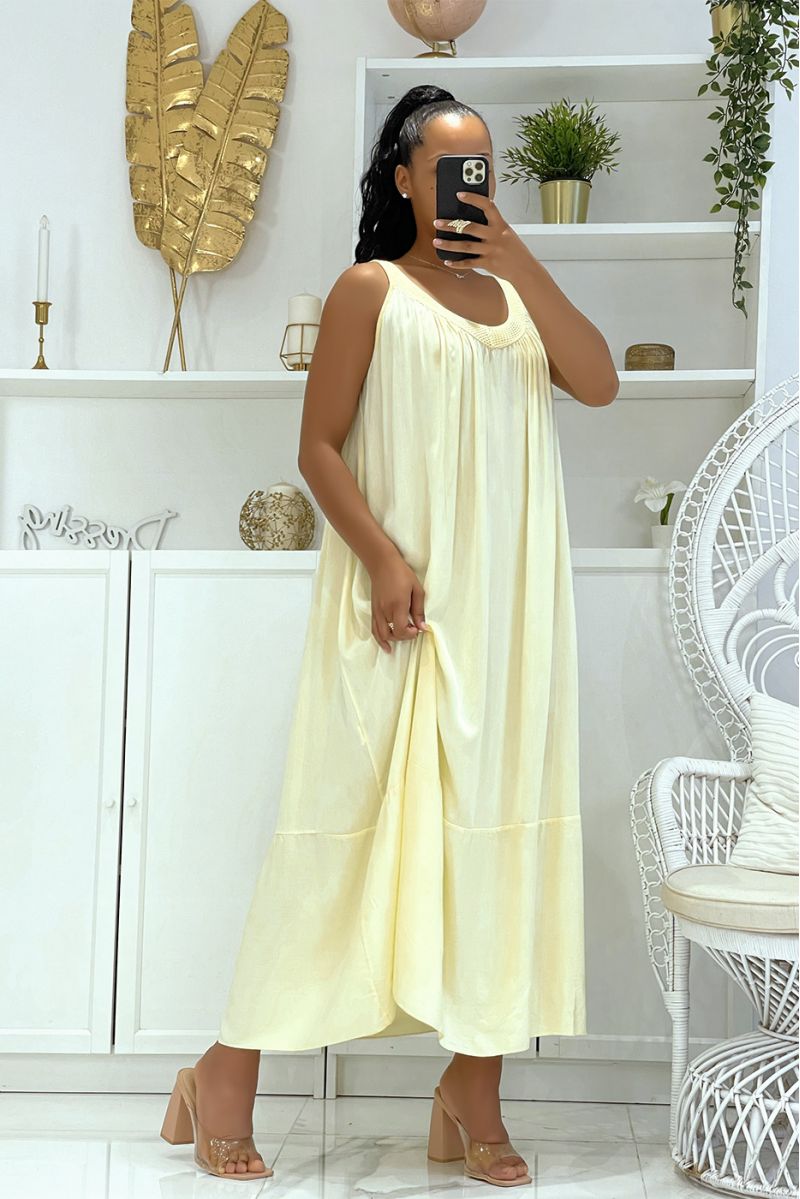 Longue robe jaune oversize à bretelles larges et ajourée au col avec volants en bah - 2