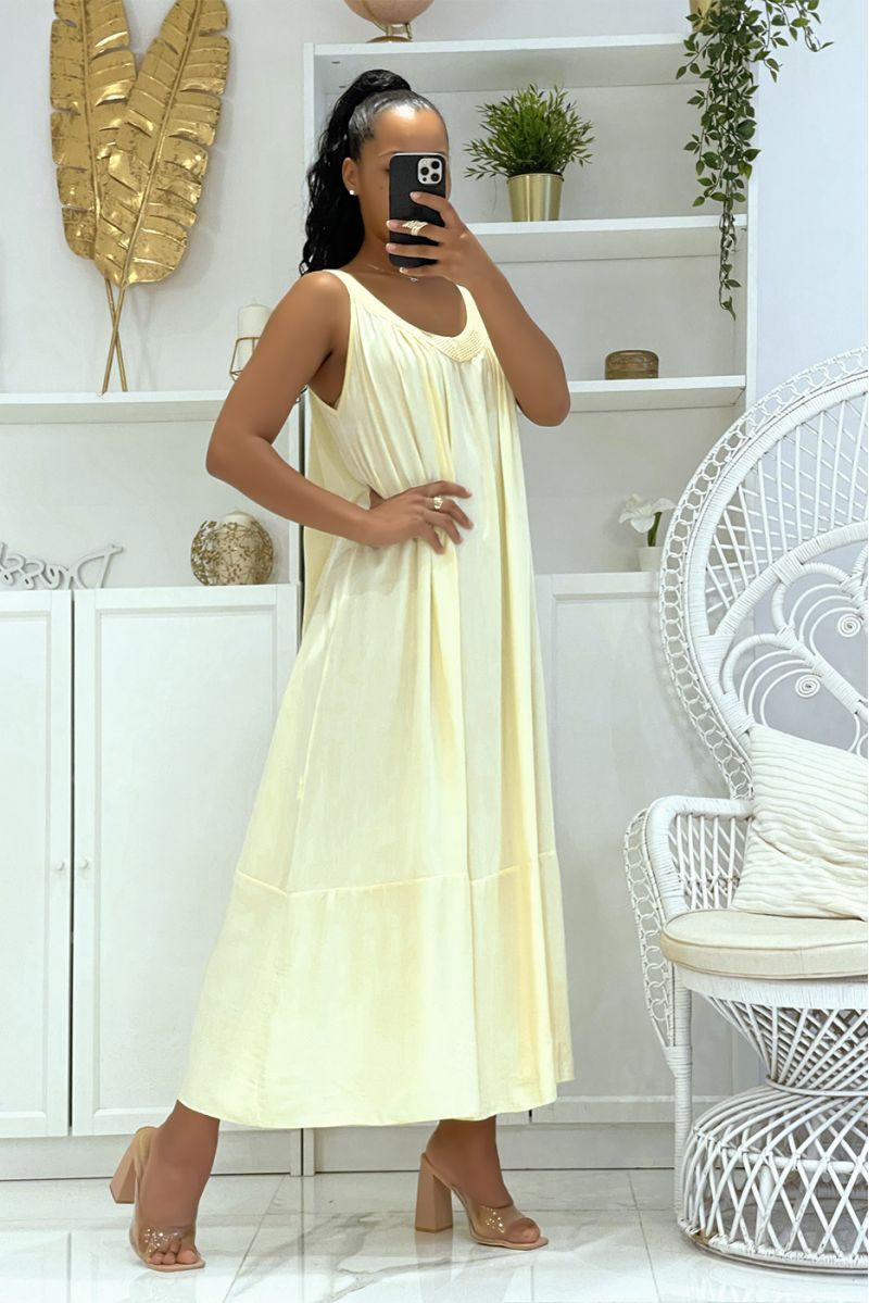 Longue robe jaune oversize à bretelles larges et ajourée au col avec volants en bah - 3