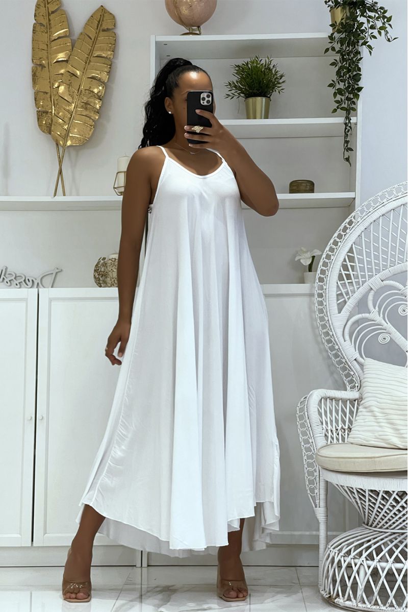 Lange eenvoudige soepele en comfortabele witte jurk met mooie dunne bandjes en lichte halslijn - 1