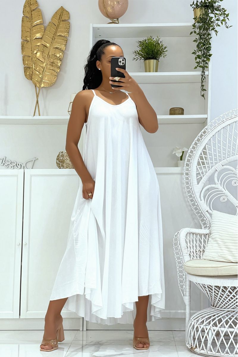 Lange eenvoudige soepele en comfortabele witte jurk met mooie dunne bandjes en lichte halslijn - 2