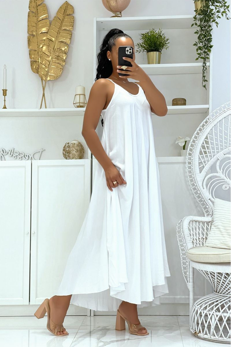 Lange eenvoudige soepele en comfortabele witte jurk met mooie dunne bandjes en lichte halslijn - 3