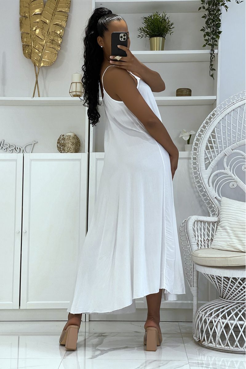 Lange eenvoudige soepele en comfortabele witte jurk met mooie dunne bandjes en lichte halslijn - 4